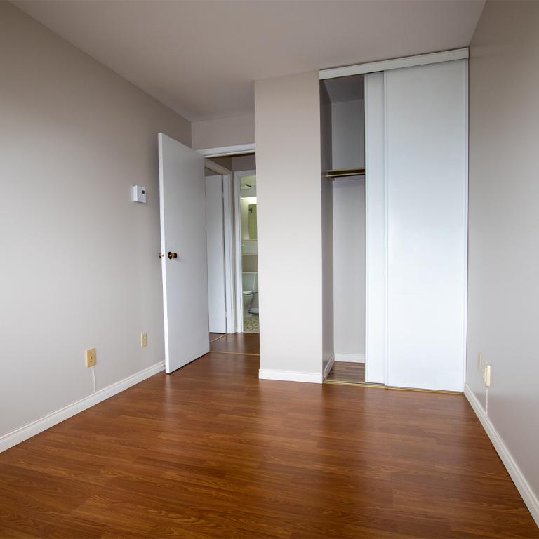 Complexe du Parc | 4 1/2 à Louer | 2 bedrooms apartment for Rent | Sherbrooke 4
