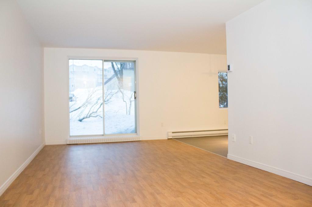 TRÈS GRAND 4 ½  EN COIN À CHARLESBOURG 975 pi2 - ENTIÈREMENT RÉNOVÉ 1435$/MOIS TOUT COMPRIS ! POUR SEPTEMBRE 4
