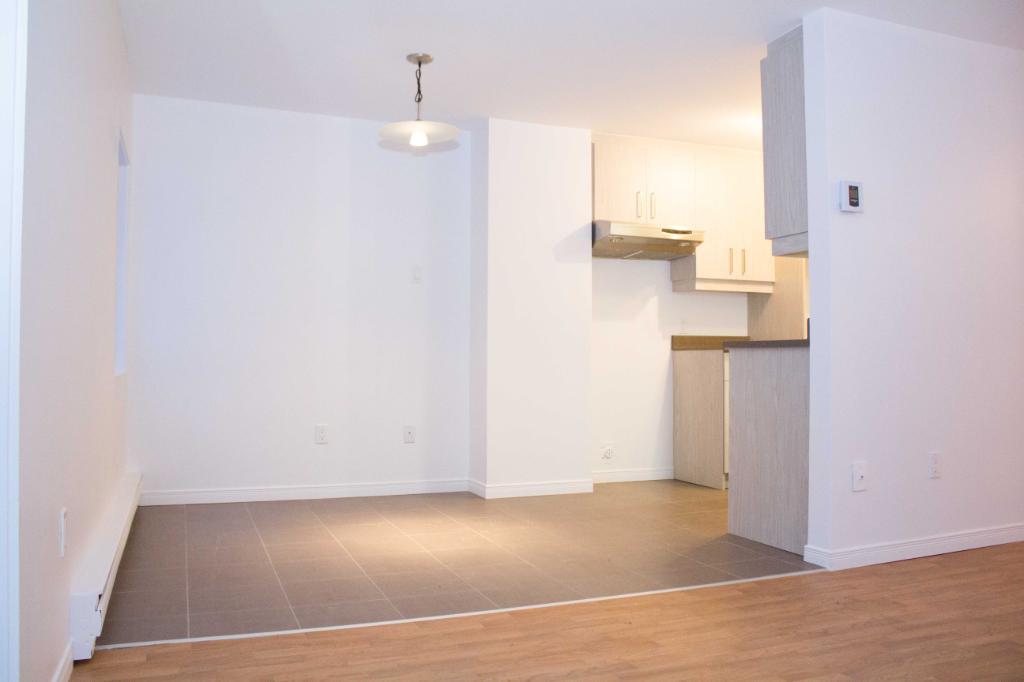 TRÈS GRAND 4 ½  EN COIN À CHARLESBOURG 975 pi2 - ENTIÈREMENT RÉNOVÉ 1435$/MOIS TOUT COMPRIS ! POUR SEPTEMBRE 3