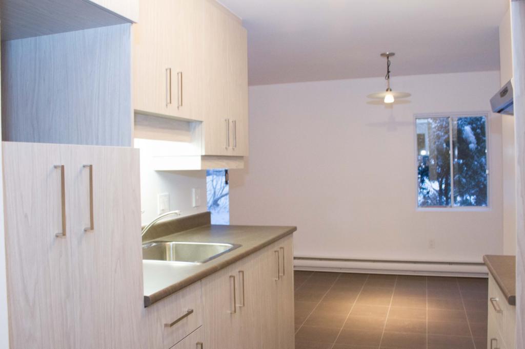 TRÈS GRAND 4 ½ EN COIN À CHARLESBOURG 975 pi2 - ENTIÈREMENT RÉNOVÉ 1435$/MOIS TOUT COMPRIS ! POUR SEPTEMBRE