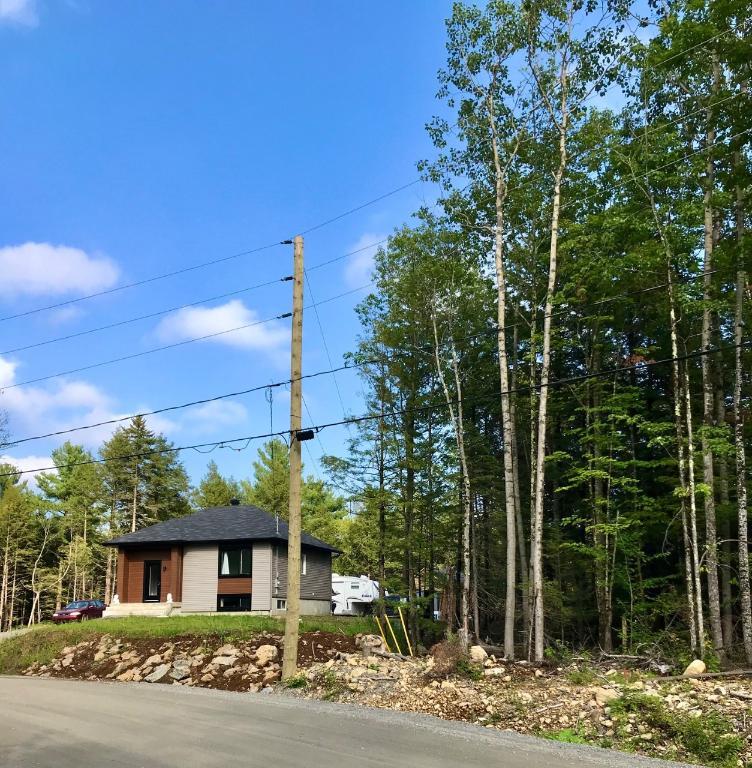 MAISON NEUVE CLÉ EN MAIN INCLUANT GRAND TERRAIN BOISÉ AVEC REVENUS LOCATIFS (BACHELOR EN OPTION) À SAINTE-SOPHIE! — photo 1