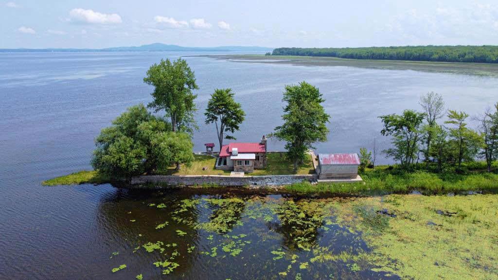 Île à vendre à Rigaud - Ile privée paradisiaque - Private Paradise Island for sale in Rigaud — photo 1