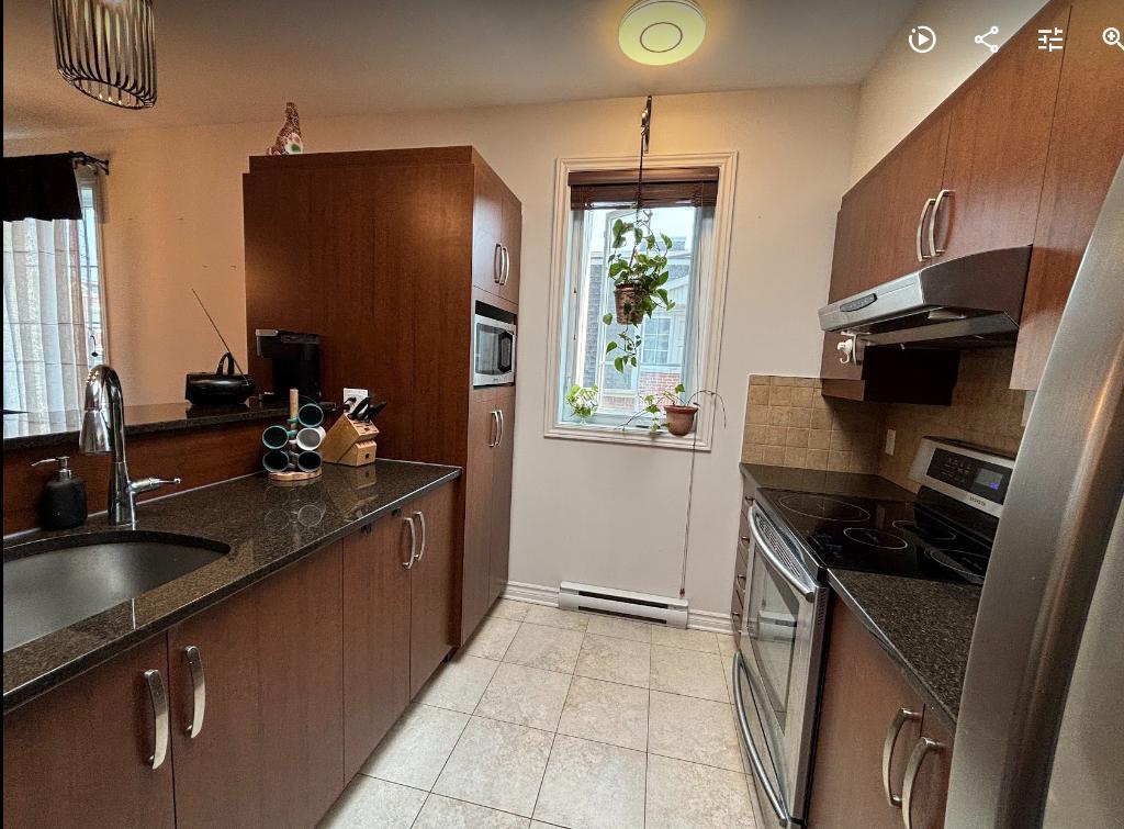 Big corner condo 3 beds 2 full baths 2 parkings in Bois Franc Saint