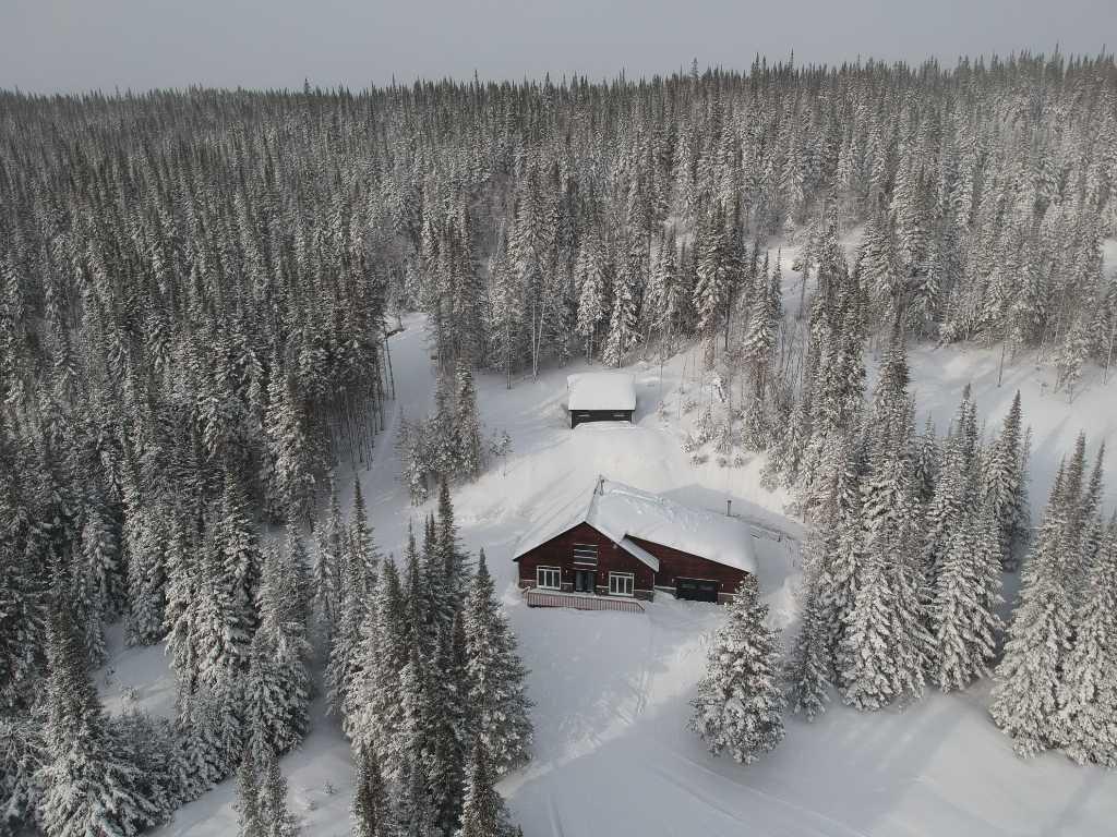 Chalet avec deux garages,  ZEC Onatchiway, Monts-Valin — photo 2