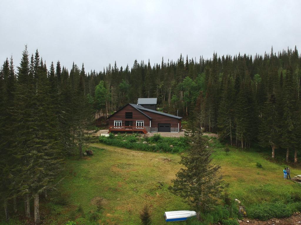 Chalet avec deux garages,  ZEC Onatchiway, Monts-Valin — photo 1