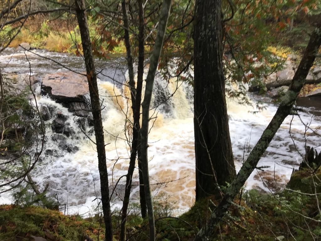 Grand terrain au Bord de La Rivière Chaude (Chutes d'eau) près de La Pocatière. — photo 2