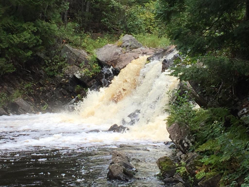 Grand terrain au Bord de La Rivière Chaude (Chutes d'eau) près de La Pocatière. — photo 3