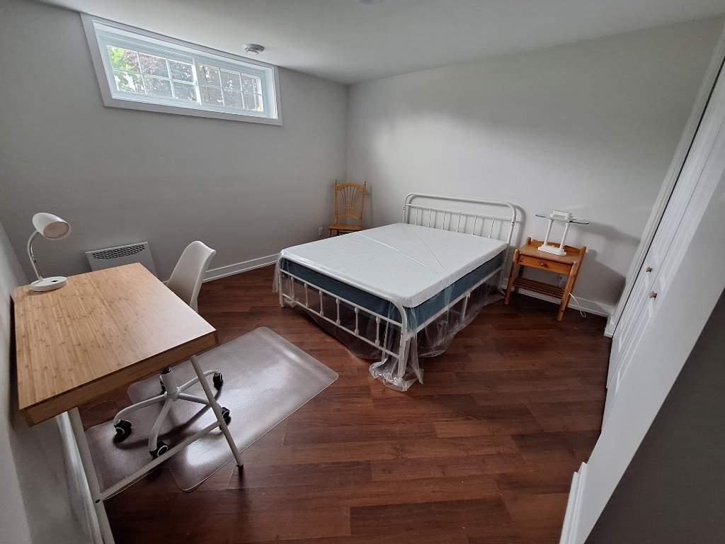 Grande chambre entièrement rénovée avec salle de bain semi-privée à louer, tout inclus, à partir du 1er septembre — photo 1