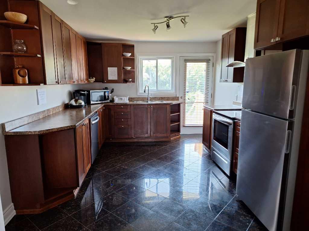 Grande chambre entièrement rénovée avec salle de bain semi-privée à louer, tout inclus, à partir du 1er septembre — photo 3