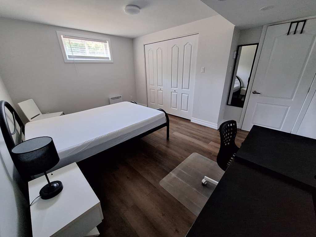 Grande chambre entièrement rénovée avec salle de bain semi-privée à louer, tout inclus, à partir du 1er septembre — photo 2