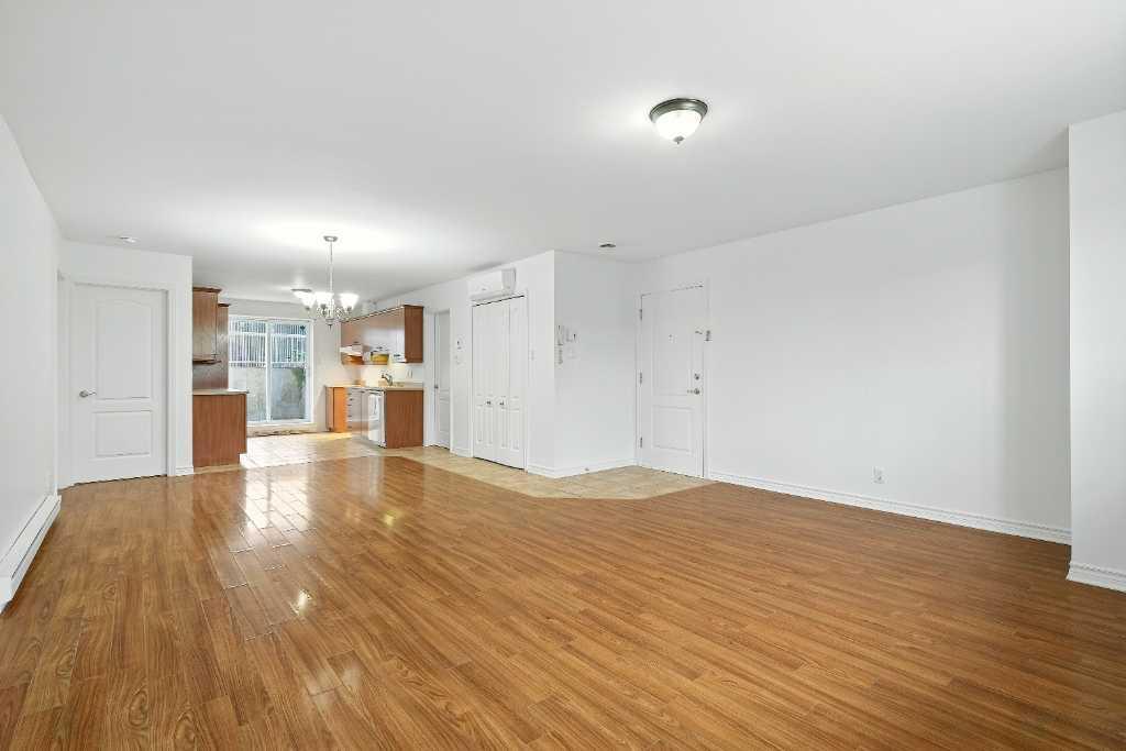 GRAND APPARTEMENT 5 1/2 DE +- 1365 PI.CA THERMOPOMPE/BALCON PRIVÉ AU REZ-DE-JARDIN AU 1ER JANVIER 2027! 4