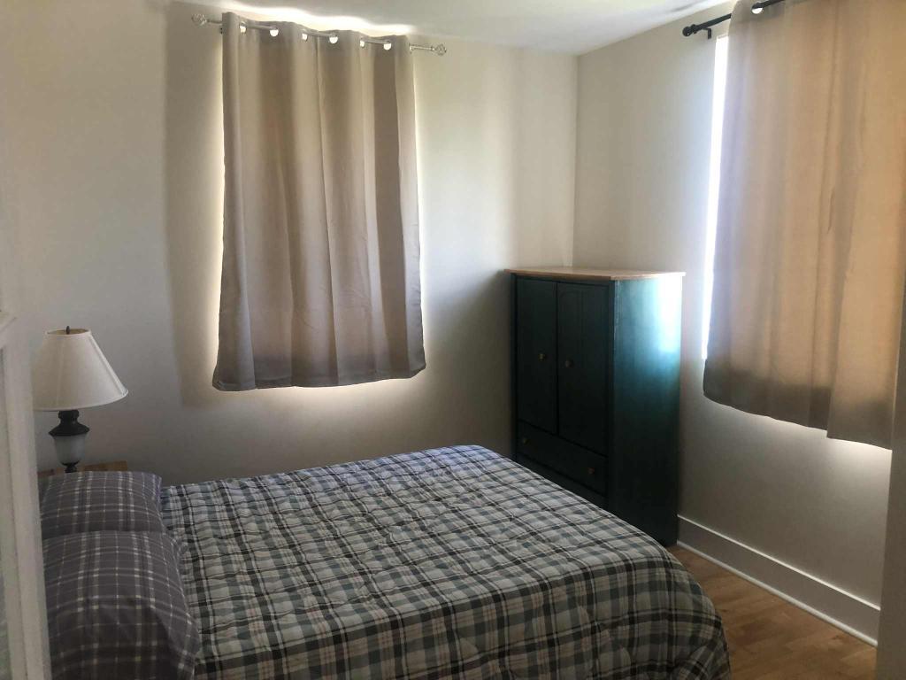 Appartement, très grand loft, plafonds 12 pieds, 2 chambres situé dans un Couvent au pittoresque village du Vieux Sainte-Rose Laval, 1950$ tout inclut 5
