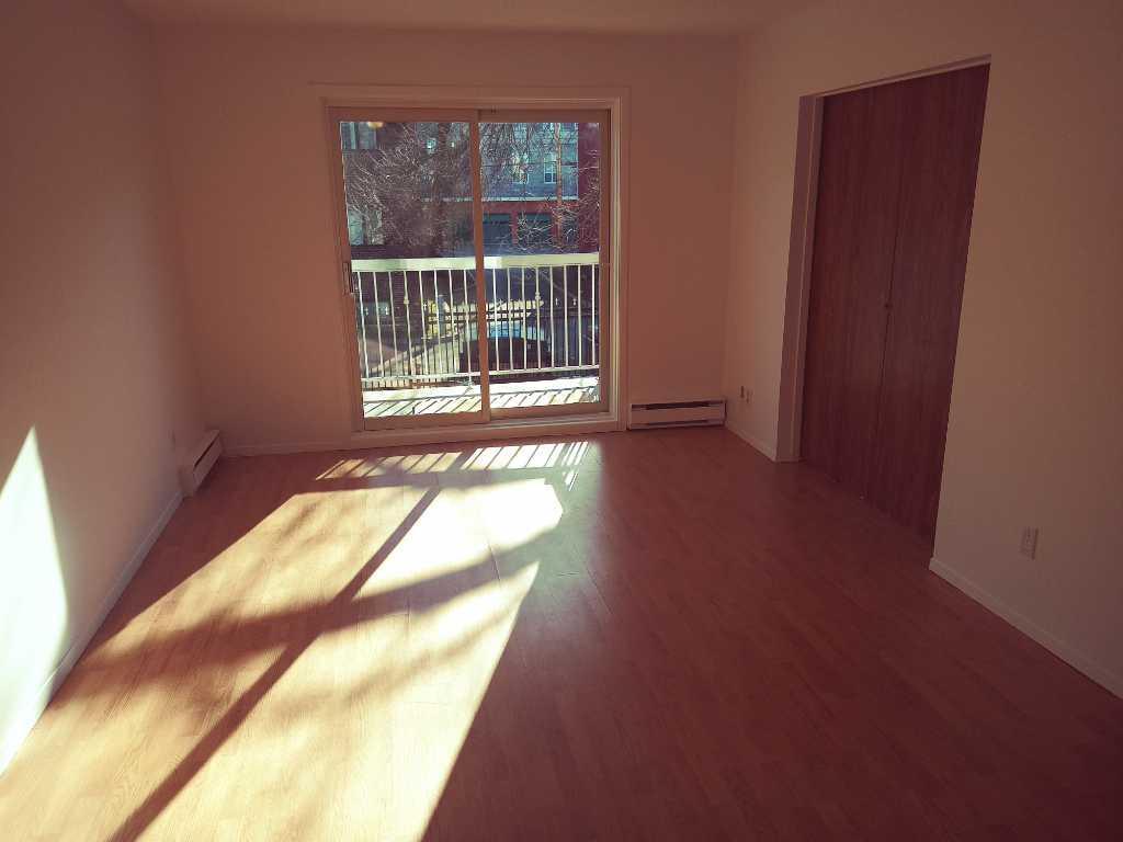 ✨ Très beau 4½ lumineux – Disponible dès maintenant! ✨ 2