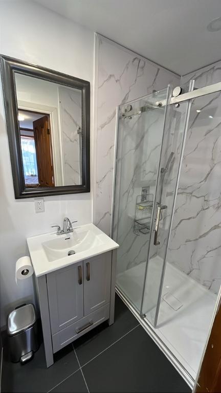 Grande chambre lumineuse avec salle de bain privée dans 5 1/2 (A) — photo 2