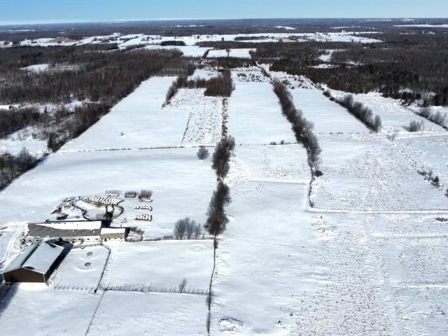Roxton (Montérégie) : Ferme de 244 acres, étable et fosse, 144 acres en culture et pâturages, potentiel acéricole — photo 1