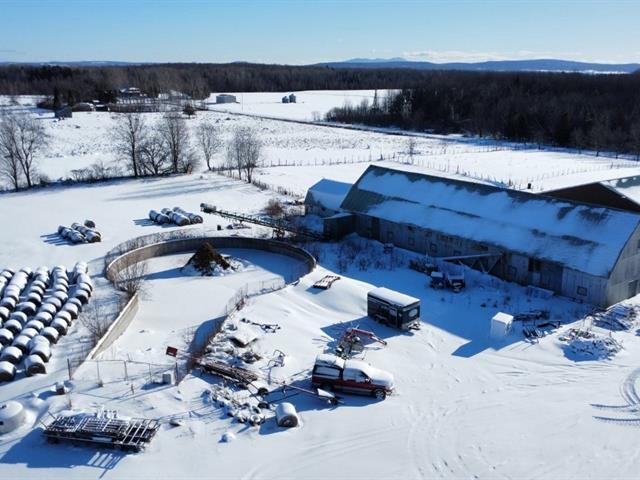 Roxton (Montérégie) : Ferme de 244 acres, étable et fosse, 144 acres en culture et pâturages, potentiel acéricole — photo 2