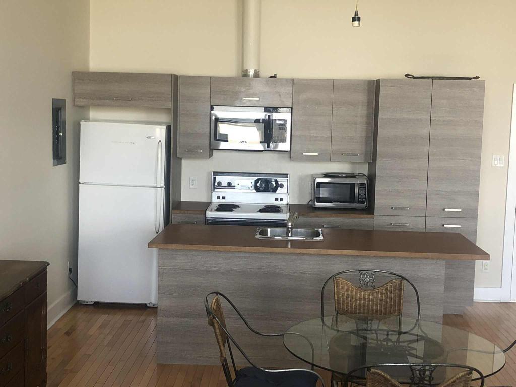 Très grand loft, plafonds 12 pieds, 2 chambres situé dans un Couvent au pittoresque village du Vieux Sainte-Rose Laval, 1950$ tout inclut — photo 3