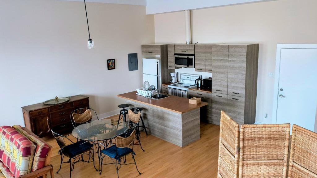 Très grand loft, plafonds 12 pieds, 2 chambres situé dans un Couvent au pittoresque village du Vieux Sainte-Rose Laval, 1950$ tout inclut — photo 2