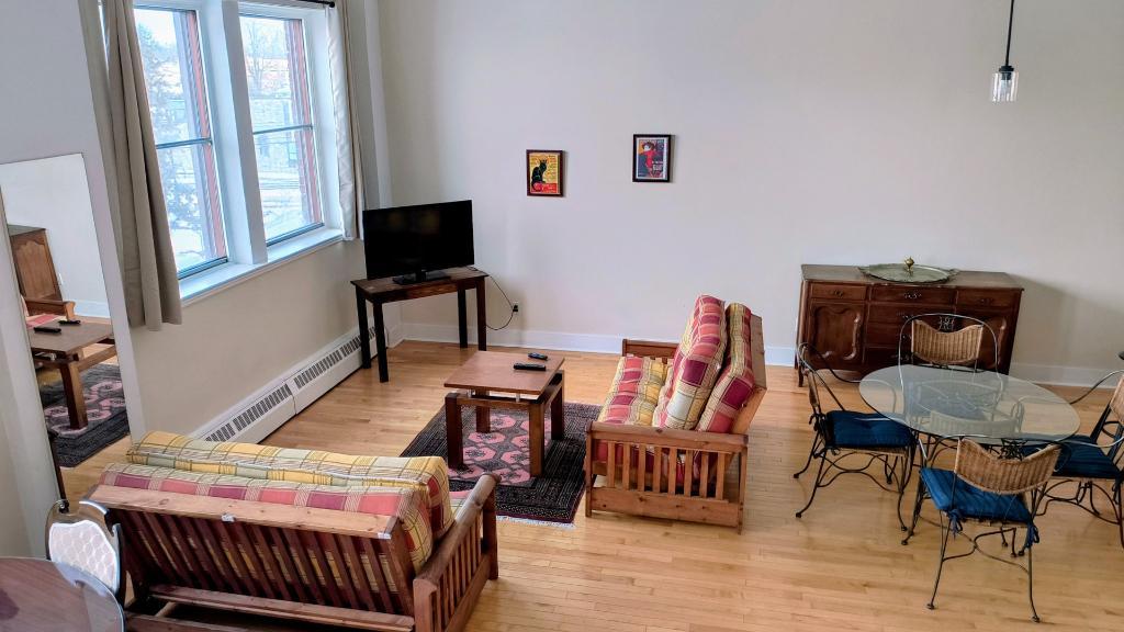 Très grand loft, plafonds 12 pieds, 2 chambres situé dans un Couvent au pittoresque village du Vieux Sainte-Rose Laval, 1950$ tout inclut — photo 1
