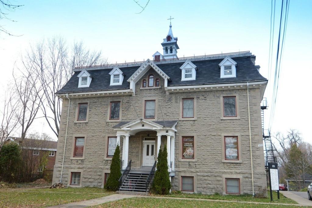 Appartement, très grand loft, plafonds 12 pieds, 2 chambres situé dans un Couvent au pittoresque village du Vieux Sainte-Rose Laval, 1950$ tout inclut 4