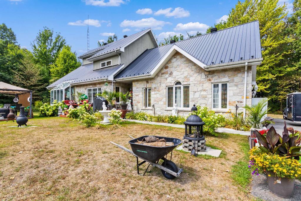 Montérégie: fermette 67,01 ha avec érablière/cabane à sucre, bleuetière, intimité absolue, résidence de qualité, piscine creusée, remise, hangar et+ — photo 3