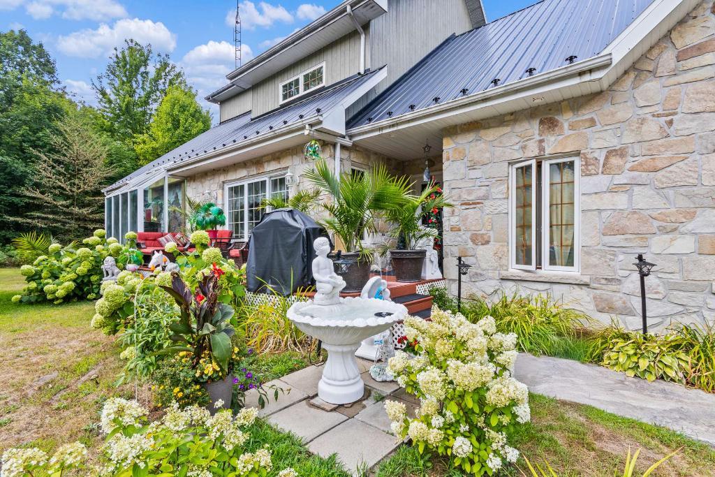 Montérégie: fermette 67,01 ha avec érablière/cabane à sucre, bleuetière, intimité absolue, résidence de qualité, piscine creusée, remise, hangar et+ — photo 1