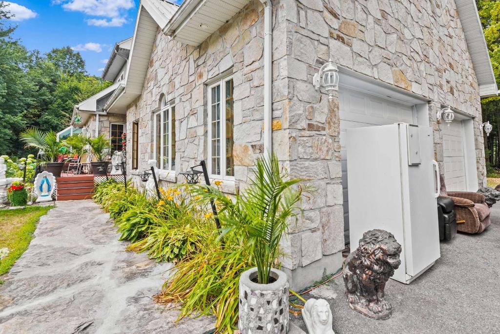 Montérégie: fermette 67,01 ha avec érablière/cabane à sucre, bleuetière, intimité absolue, résidence de qualité, piscine creusée, remise, hangar et+ — photo 2