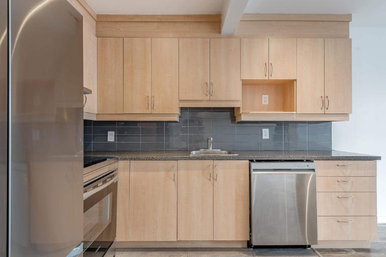 MAGNIFIQUE! CONDO VERDUN, 2 MIN DU METRO, ELECTROS INCLUS ! 4