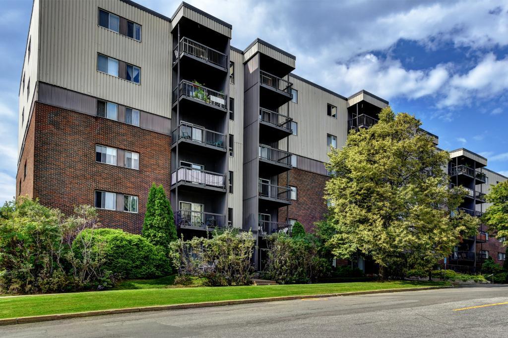 4 1/2  SITUÉ DANS UN SECTEUR PAISIBLE - ENTIÈREMENT RÉNOVÉ - **1285$/MOIS TOUT INCLUS, DISPONIBLE  POUR  SEPTEMBRE 5