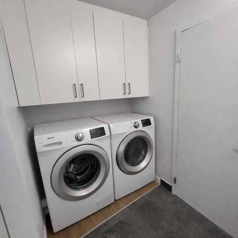 BEAU GRAND 4 ½  EN COIN , ENTIÈREMENT RÉNOVÉ  - 1 370$ TOUT INCLUS ! DISPONIBLE À PARTIR DE  SEPTEMBRE 4