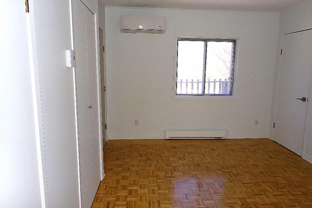 3 1/2 Laval, Duvernay Est, St-Vincent de Paul. Près du Pont A25. 5