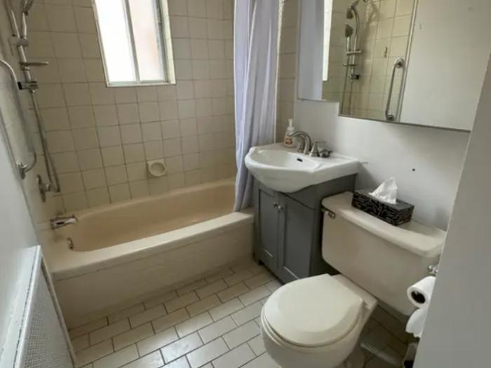 Prix réduit ! 4 1/2 (1 chambre en rénovation)  pres de HEC et Université de Montréal. Parfait pour étudiant. Avec Internet 4