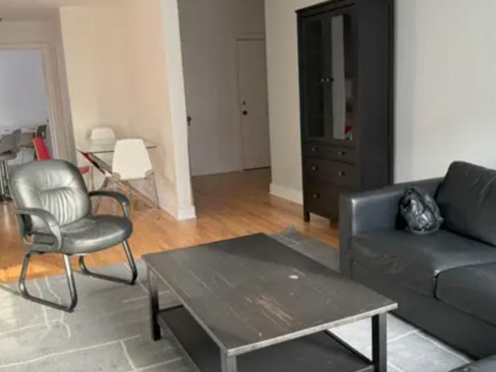 Prix réduit ! 4 1/2 (1 chambre en rénovation)  pres de HEC et Université de Montréal. Parfait pour étudiant. Avec Internet 5