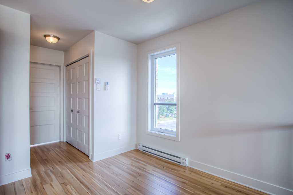 APPARTEMENT 4 1\2 + GRAND BALCON PRIVÉ + STATIONNEMENT 4
