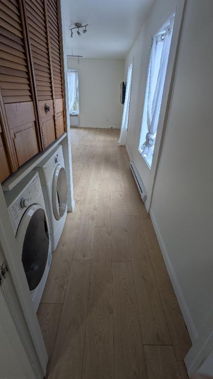 Beau grand 3 1/2, libre, semi-meublé, dans un duplex, centre-ville 4
