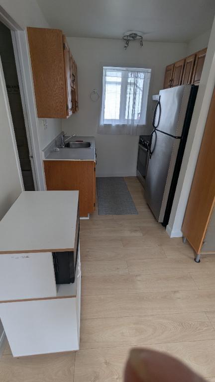 Beau grand 3 1/2, libre, semi-meublé, dans un duplex, centre-ville 5