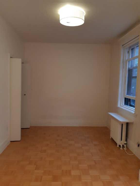 Grand 1 1/2  , Village Monkland  (NDG) 2