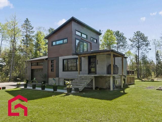 300 28e Avenue — photo 2