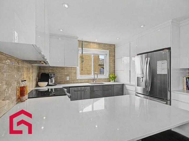 680Z 684Z Rue Mondor — photo 3