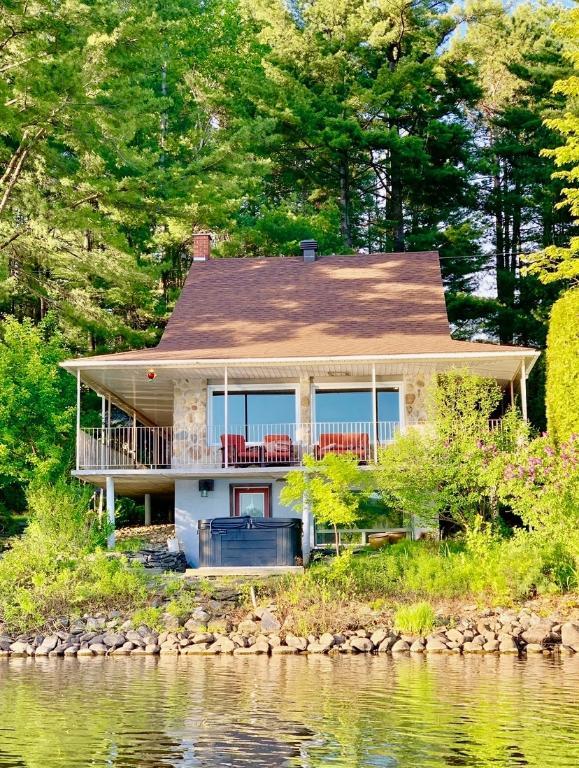 VRAI chalet bord de l'eau à vendre Avec revenus locatifs — photo 1