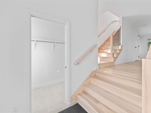 252 18e Avenue — photo 2