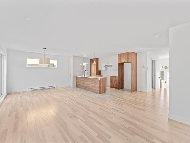 252 18e Avenue — photo 3