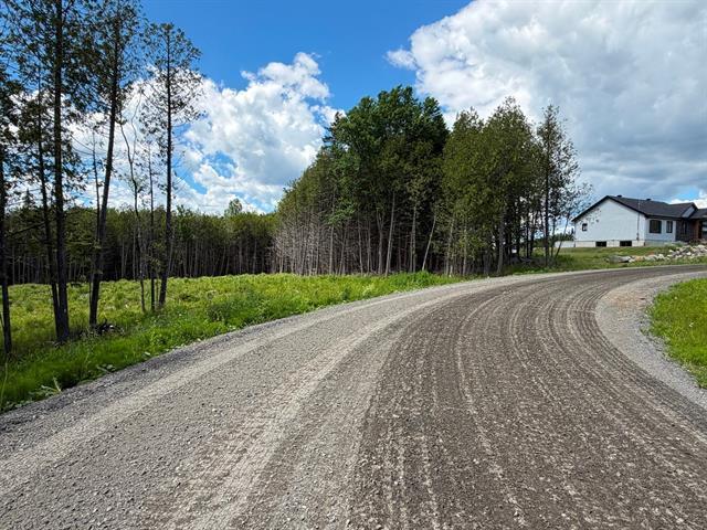 Grand Lac St-François, Lambton, Estrie. Beau grand terrain boisé de 260,7 pi X 291,9 pi. irr. superficie de 75 855 pi.ca. ACCÈS notarié au lac avec dr — photo 1