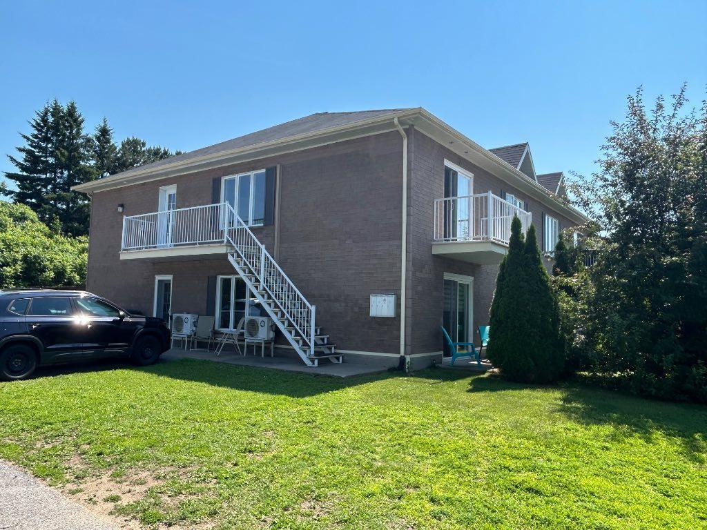 BEAU et GRAND  5 et 1/2 avec Grand garage détaché — photo 1