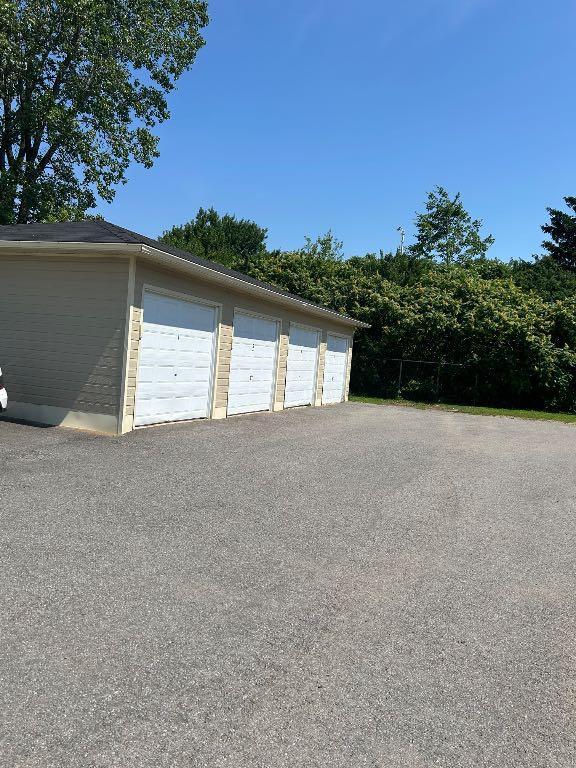 BEAU et GRAND  5 et 1/2 avec Grand garage détaché — photo 2