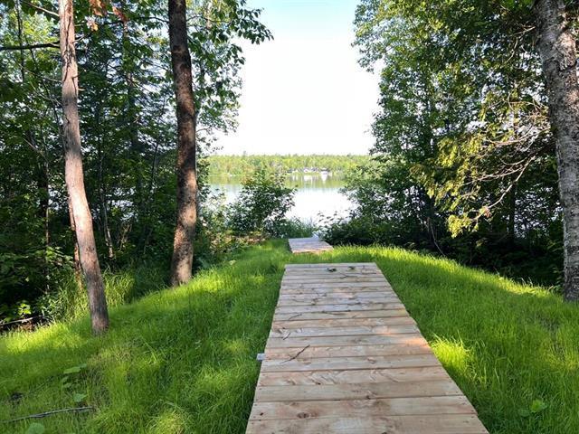 Petit Lac Lambton, Estrie. Terrain aménagé de 16 943 pi.ca. directement au bord de l’eau. Beau rivage, baignable et navigable. Une rareté! — photo 1