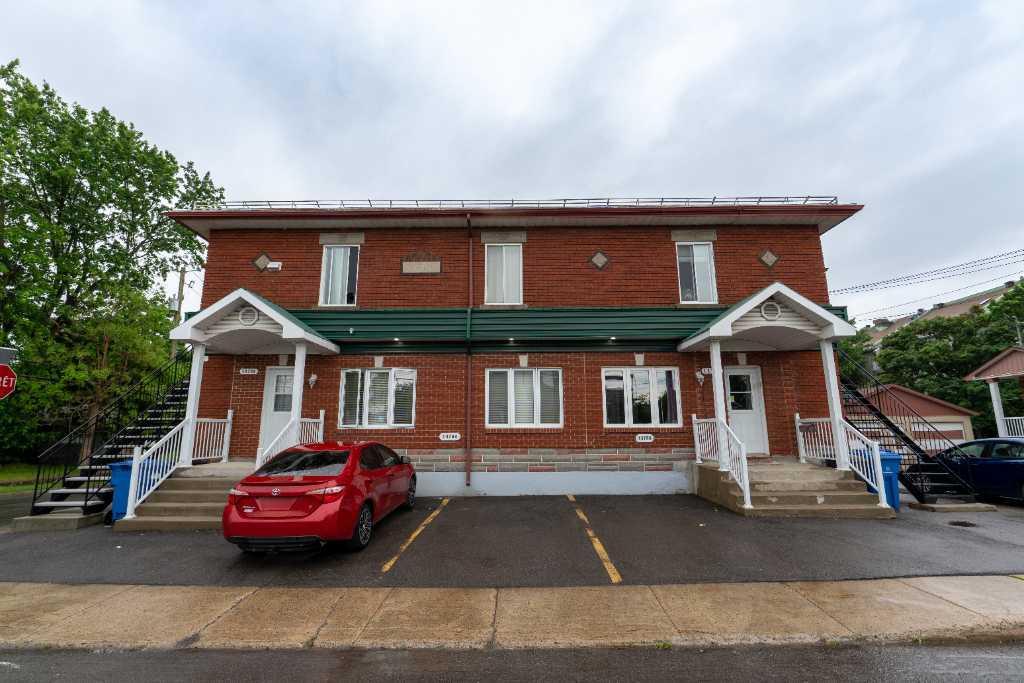8 logements avec valeur ajoutée : vaste terrain et garage double pour maximiser le potentiel — photo 1