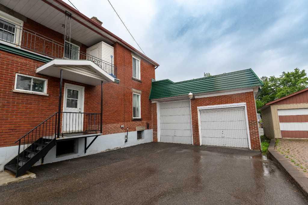 8 logements avec valeur ajoutée : vaste terrain et garage double pour maximiser le potentiel — photo 2