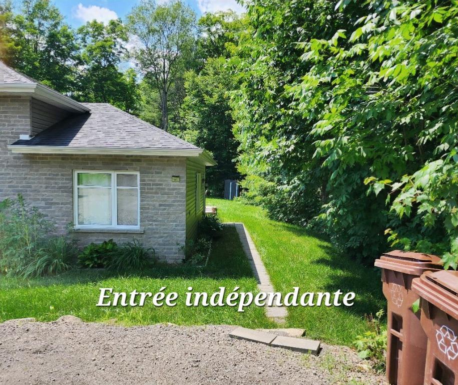 Magnifique 3 1/2 sur palier à louer à Ste-Sophie — photo 1