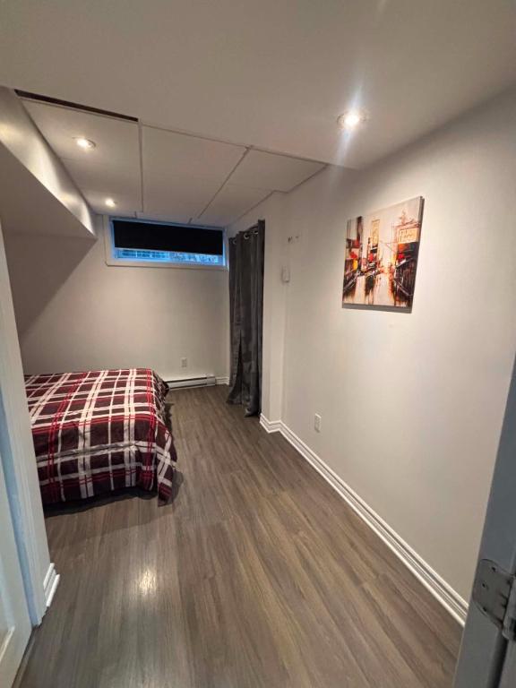 Chambre à louer (avec salon, espace pour cuisiner, salle à manger, salle de bain et espace semi meublé, entrée privée) — photo 2